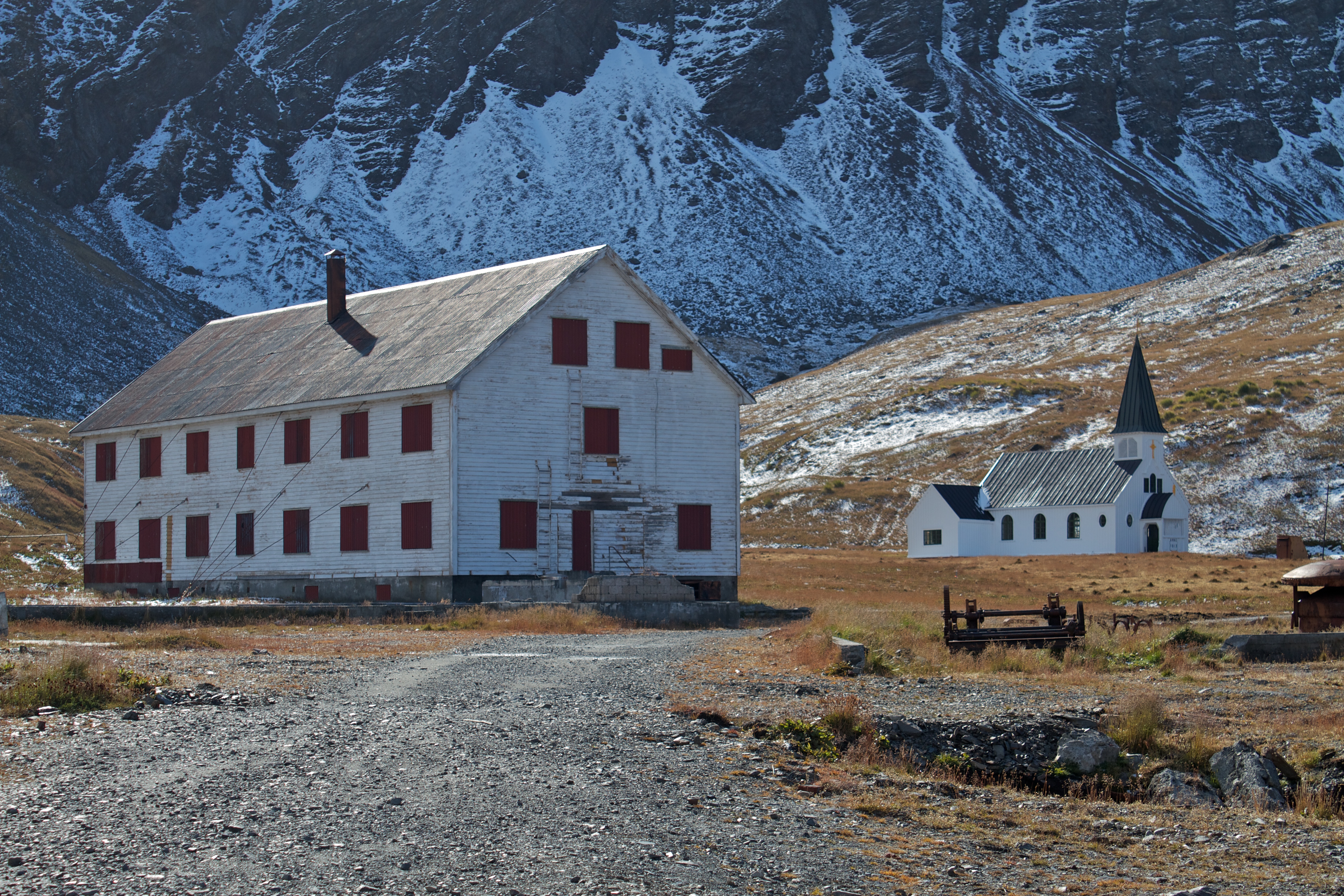 Kirken i Grytviken og gammel mannskapsbrakke