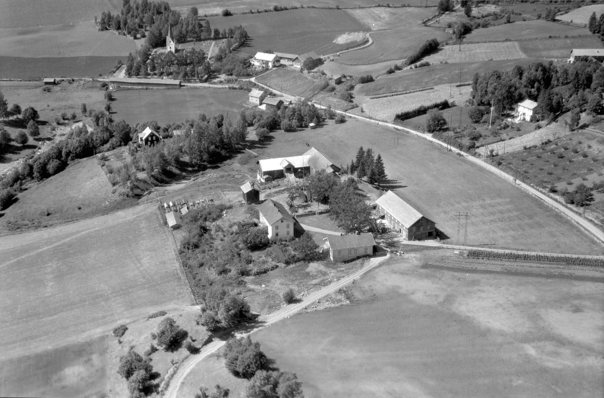 Flyfoto av By gard, Veldre, Ringsaker