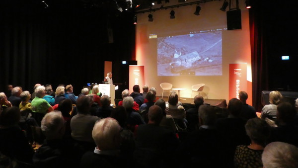 Karl Åge Moe med publikum i Litteratursalen des. 2019. Foto Anne Grete Mensen