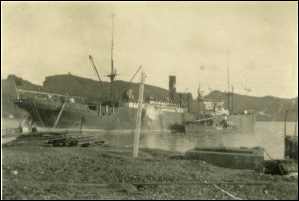 Maudie, tilhørende rederiet Hvalen fra Tønsberg i havnen på Deception. Foto Rolf Dahl.