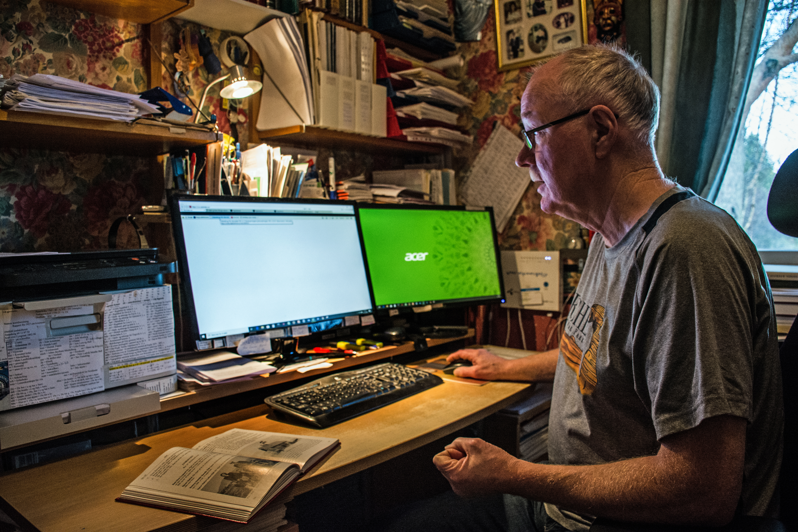 Jonny Lyngstad ved arbeidsbordet hjemme på Lyngstad