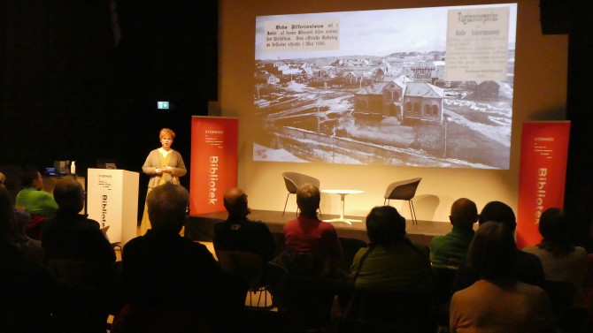 Aasta Karlsen med publikum- Om hundre år er allting kjent - foto Anne Grete Mensen