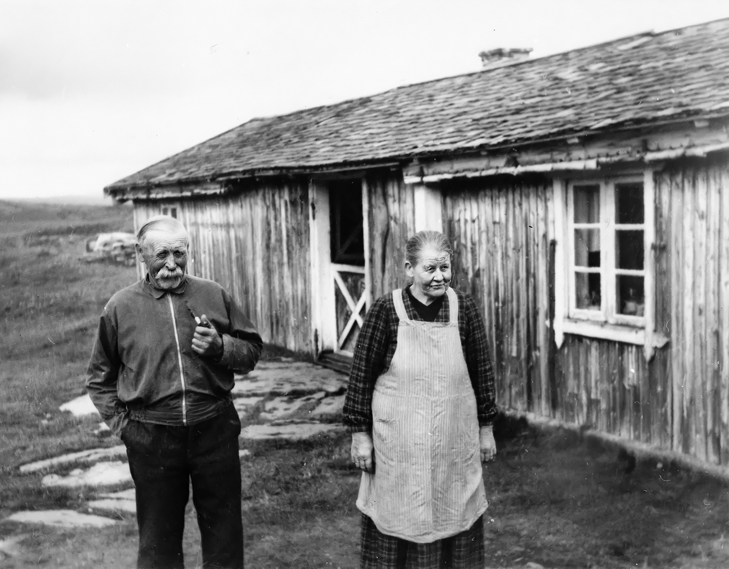 Ektepar utenfor setra