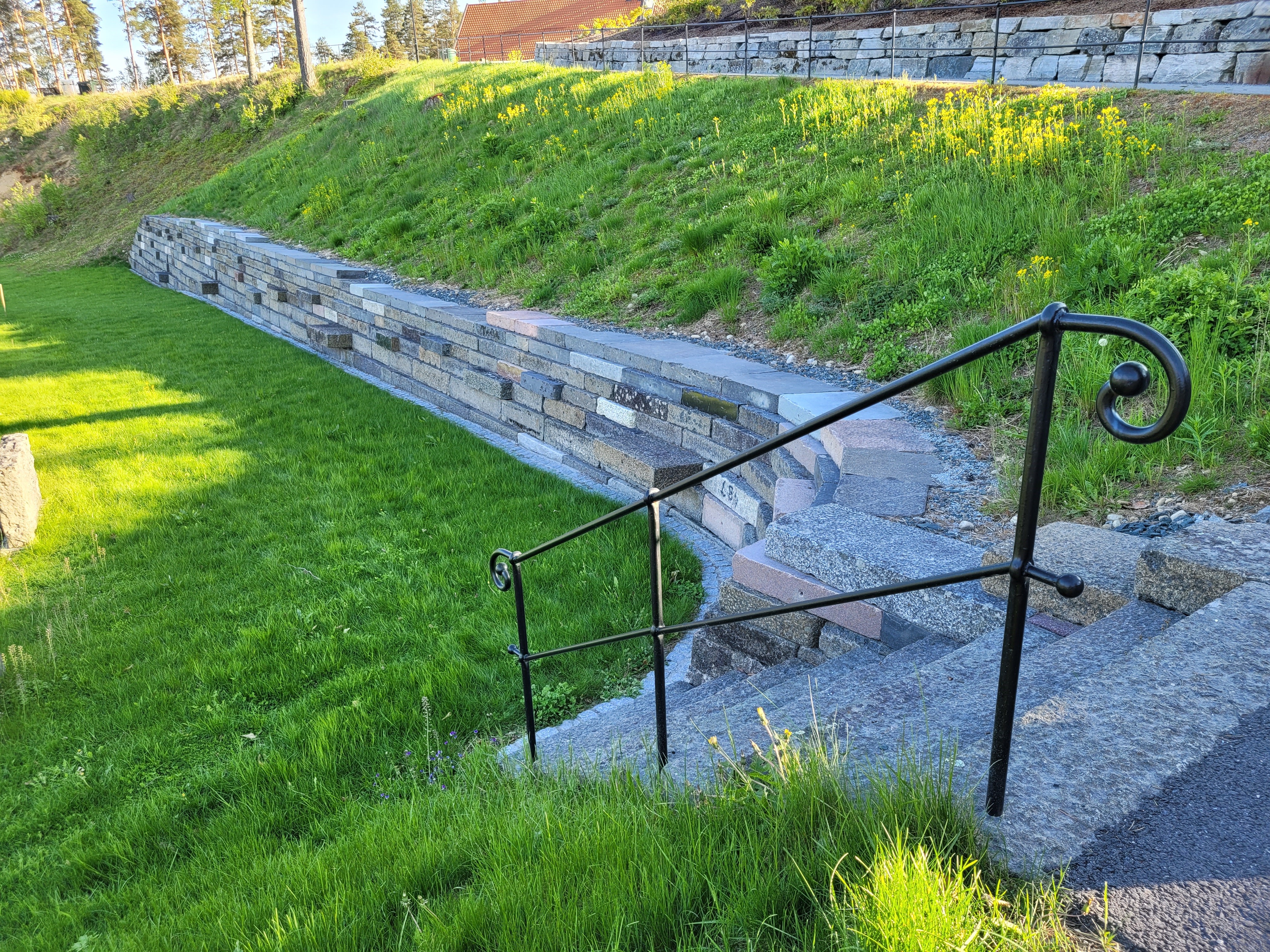 Støttemur av gravsteiner