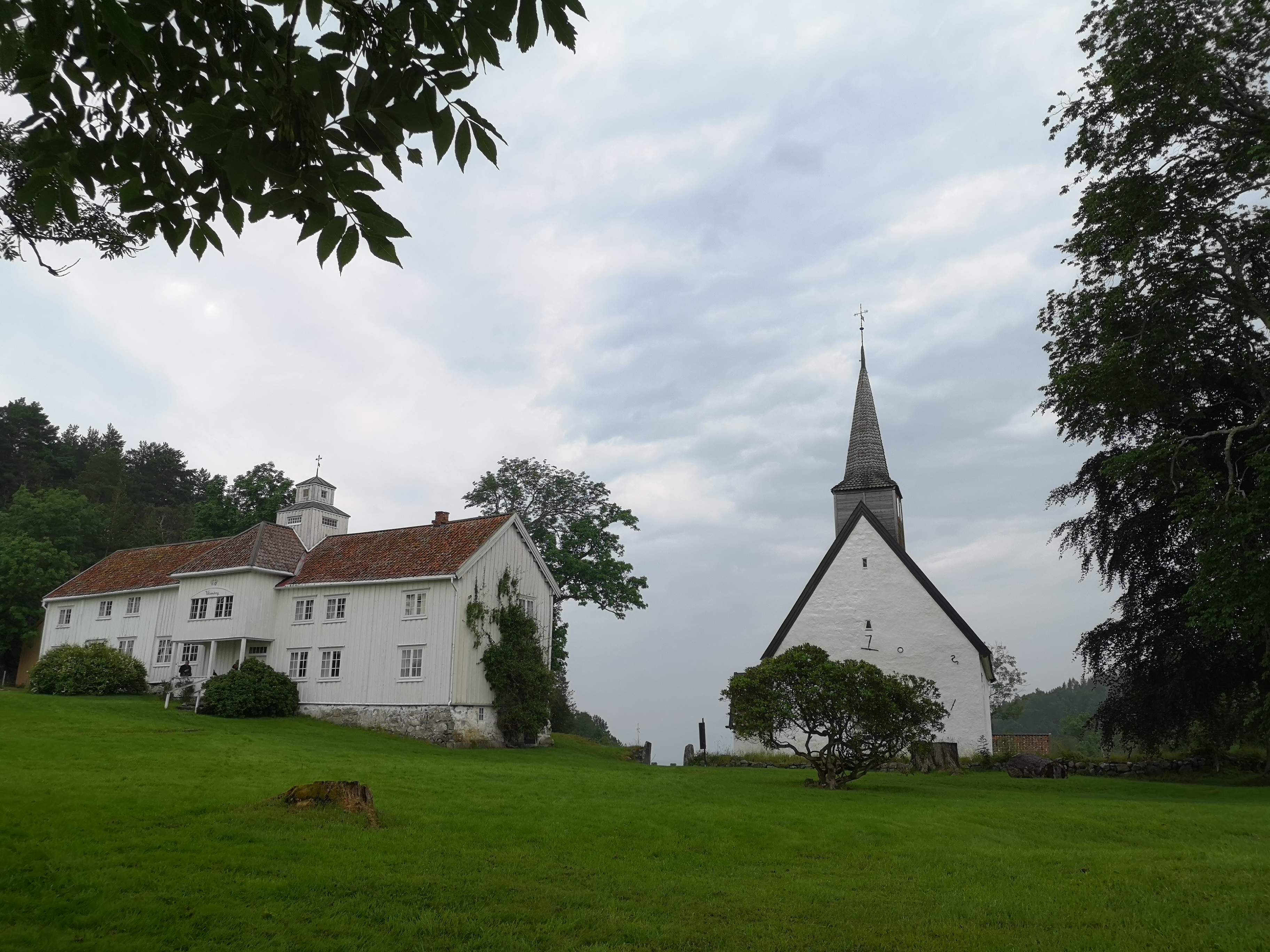 Prestegården og kirka på Veøya
