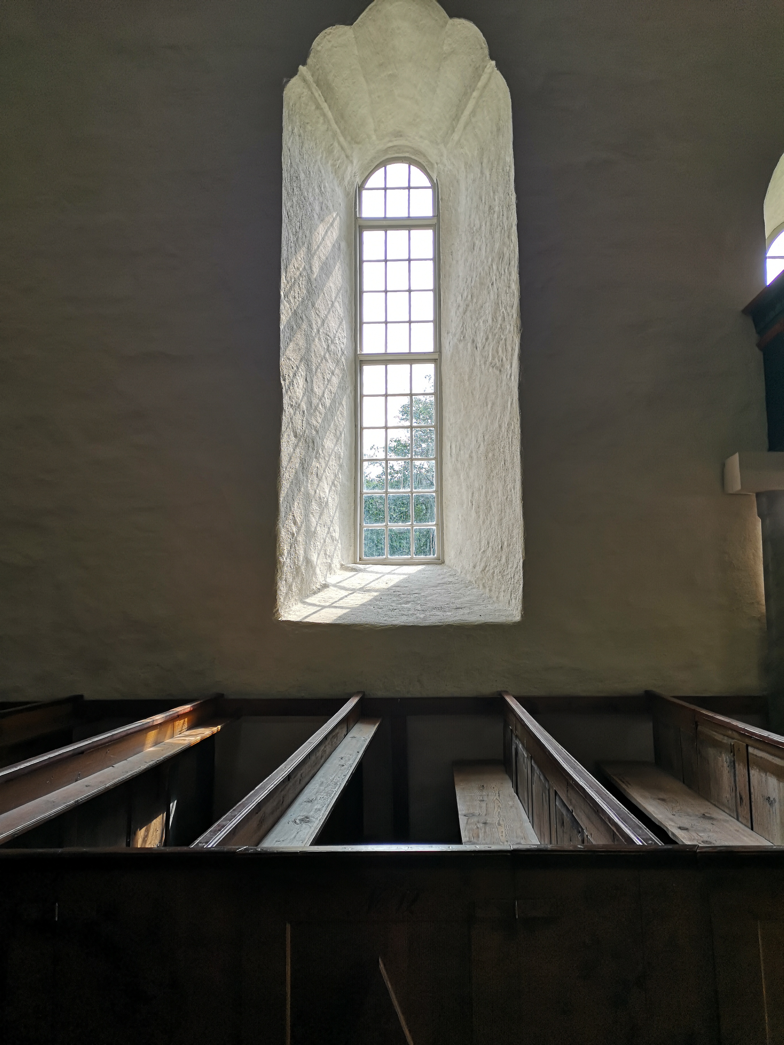 Vindu og kirkebenk i Veøy kirke