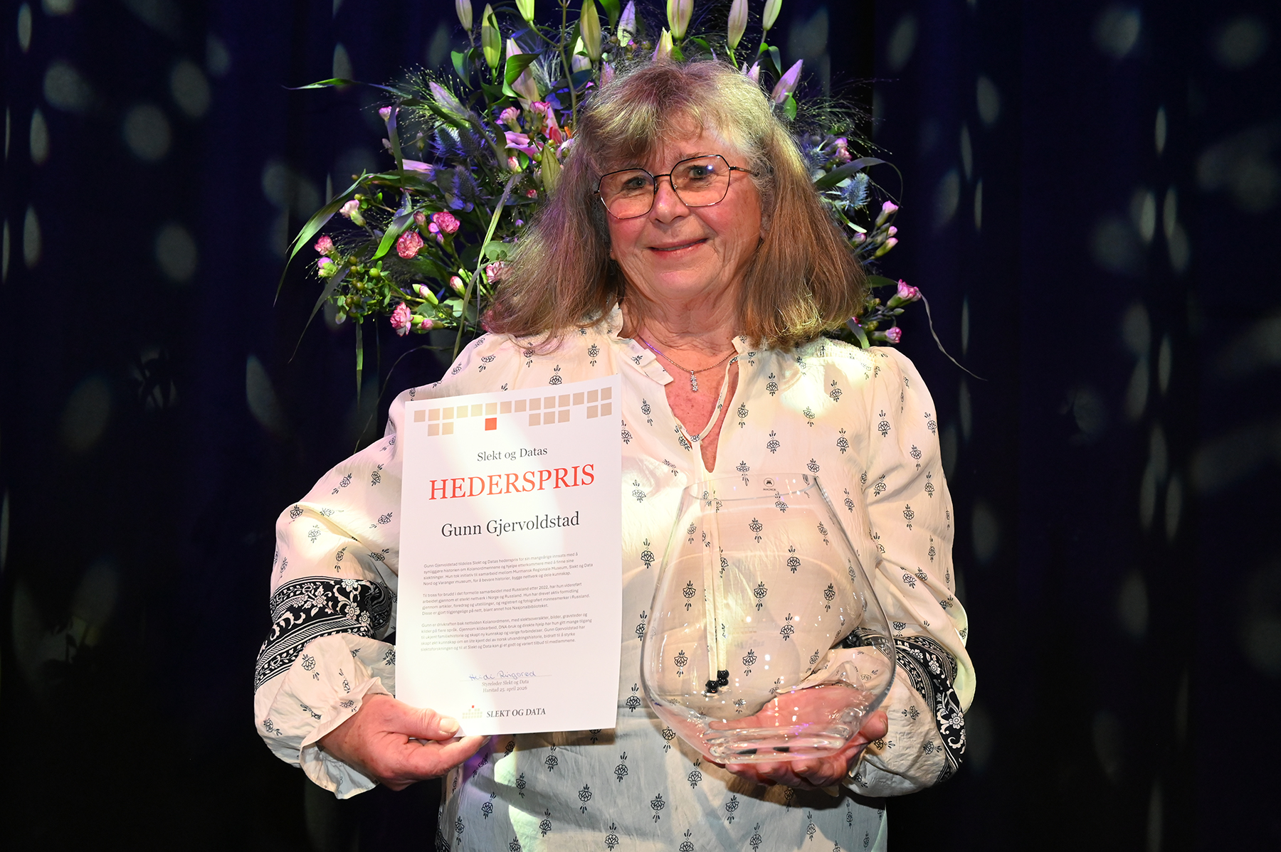 Gunn Gjervoldstad med Hedersprisen og diplom