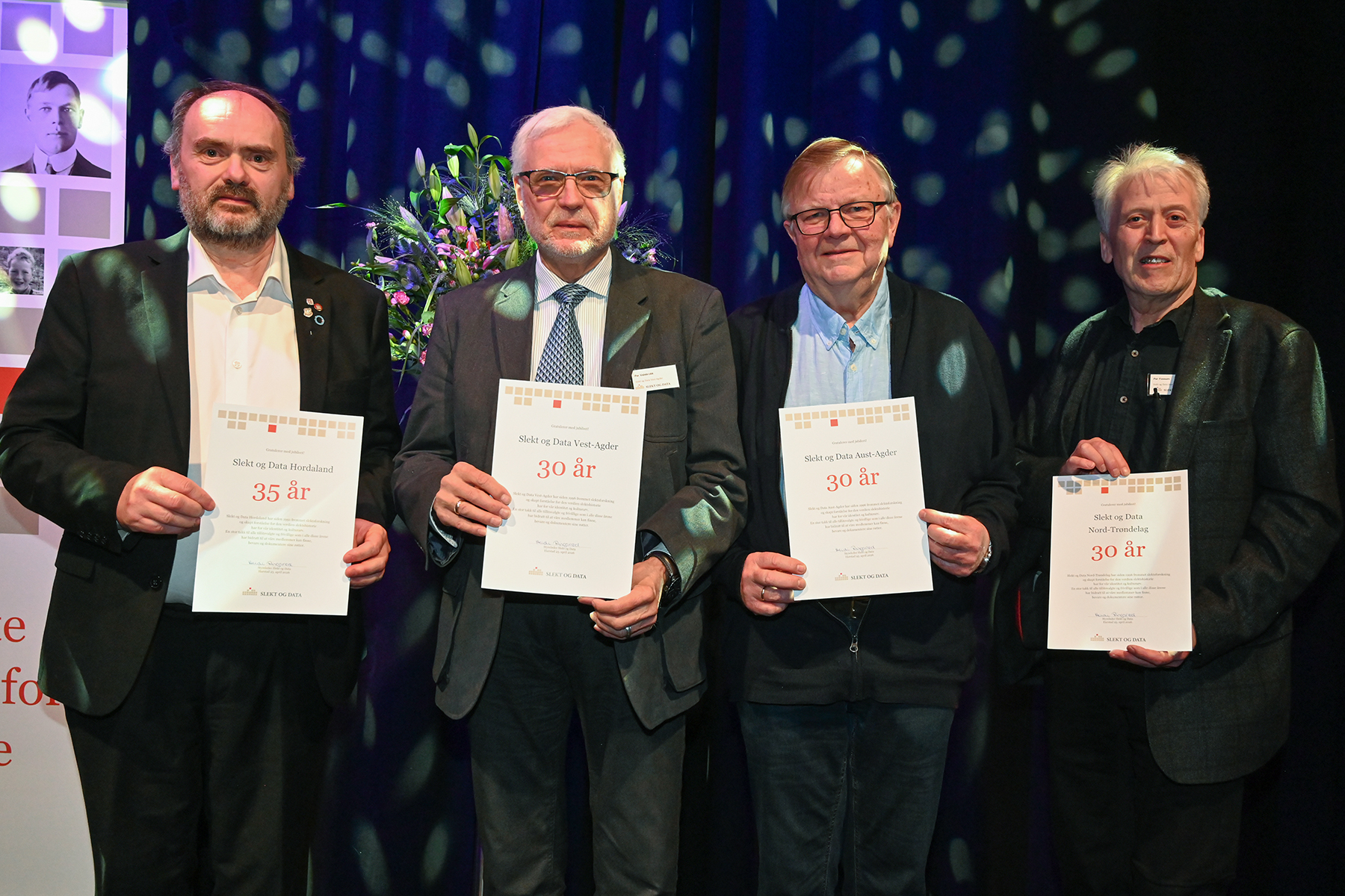 4 distriktslag med jubileum. Lederne med hvert sitt diplom