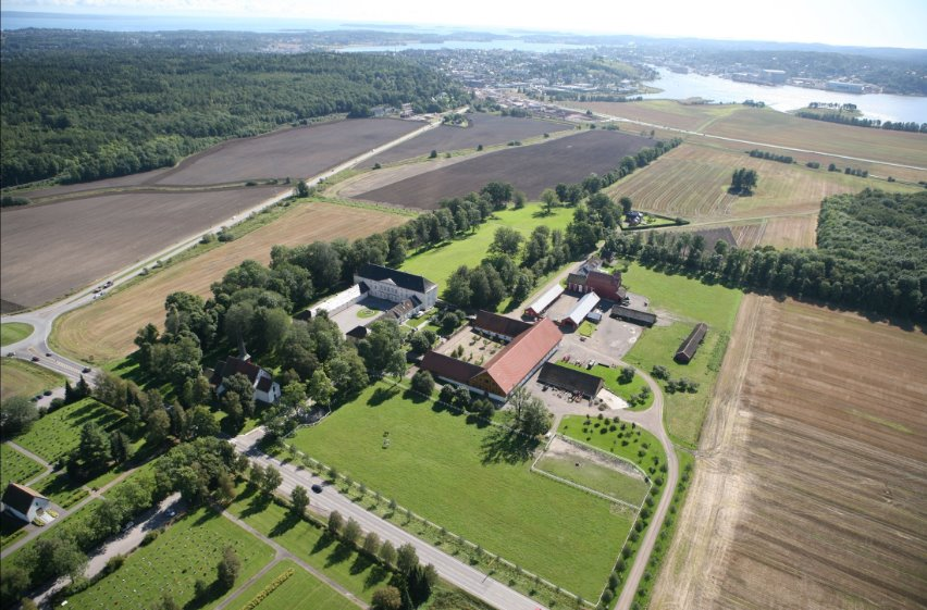 Flyfoto av Jarlsberg hovedgård