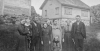 Familie foran gård