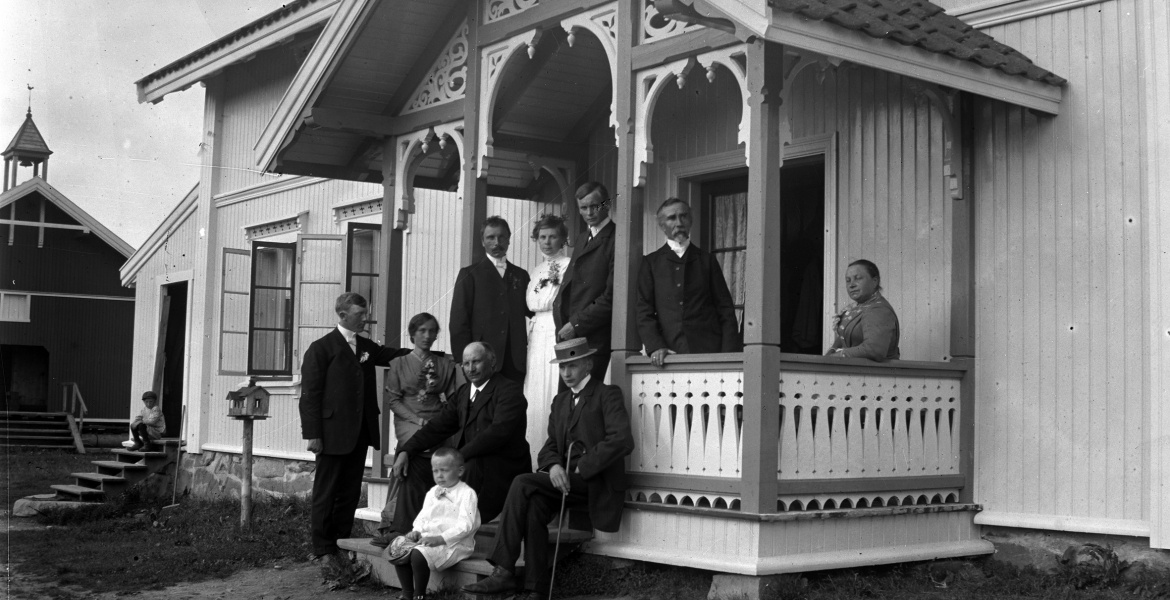 Samling med glassplater etter amatørfotograf Hans Kjølstad, Sør-Odal. Fotografiene er tatt rundt 1910.