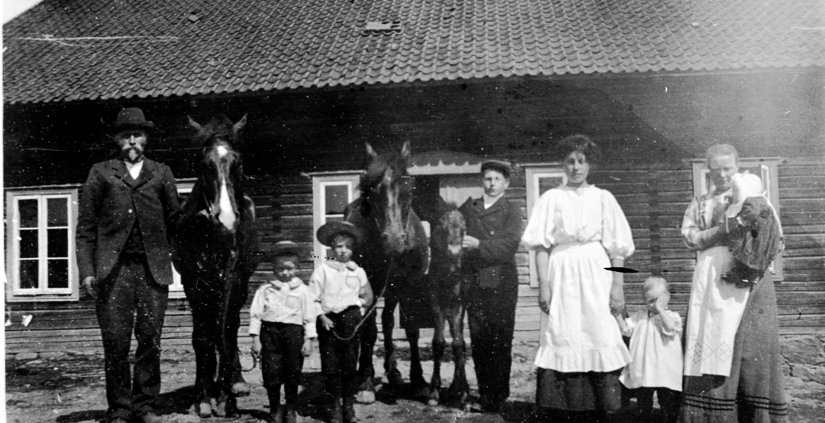 Bilde av mennesker foran hus