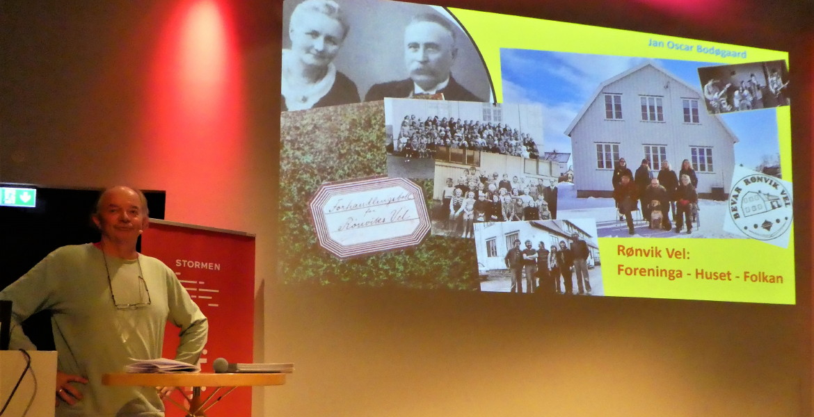 Jan Oscar Bodøgaard 2. mai 2019 i Litteratursalen om Rønvik Vel - foto Anne Grete Mensen