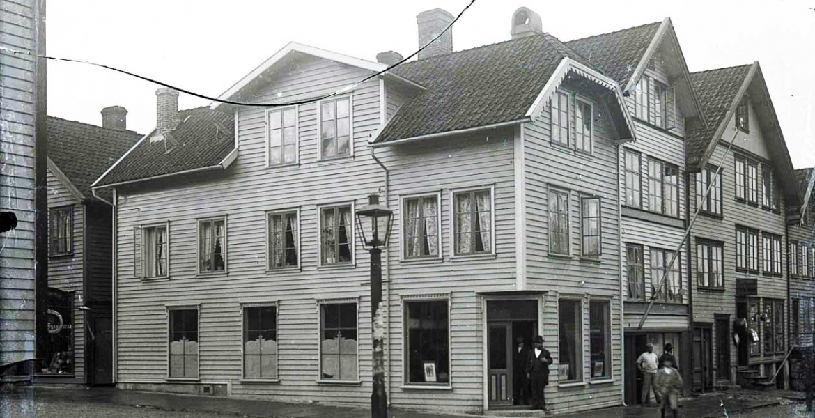 Holger ved inngangen til butikken og huset. Tilhører Haugalandmuseet. Ukjent fotograf