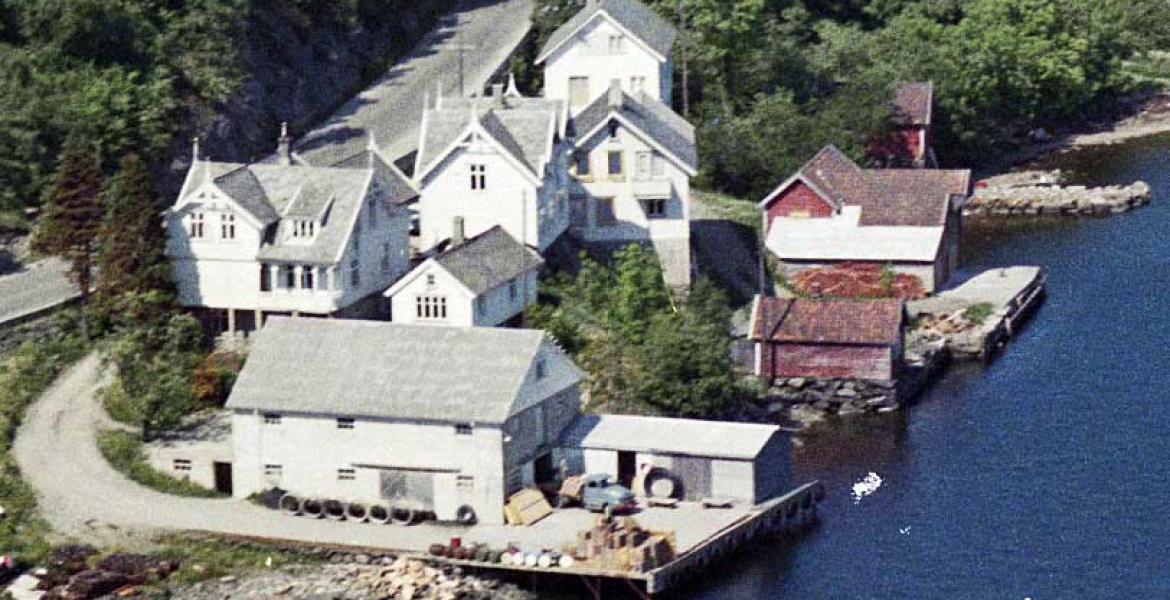 Utsnitt av flyfoto Skjoldavik 1963. Tilhører Nasjonalbiblioteket. Utgitt av Widerøes Flyveselskap AS