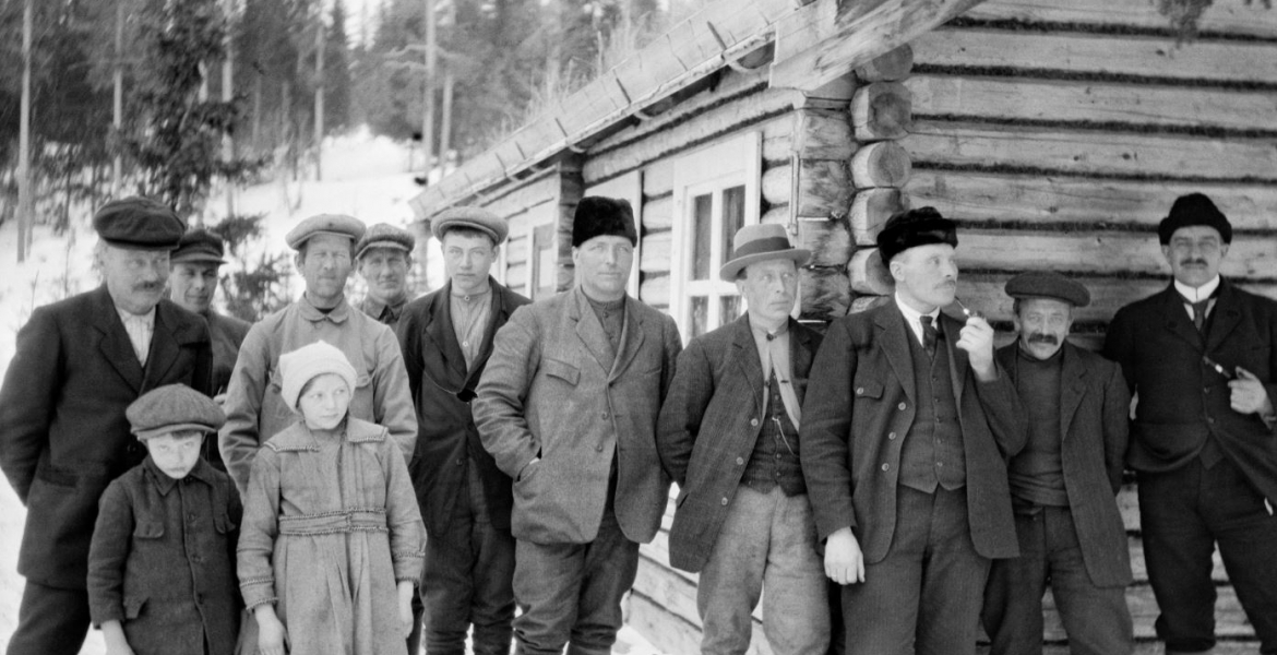 Rørtjernsstua 15/3 - 1920 - svart hvitt bilde av mennesker