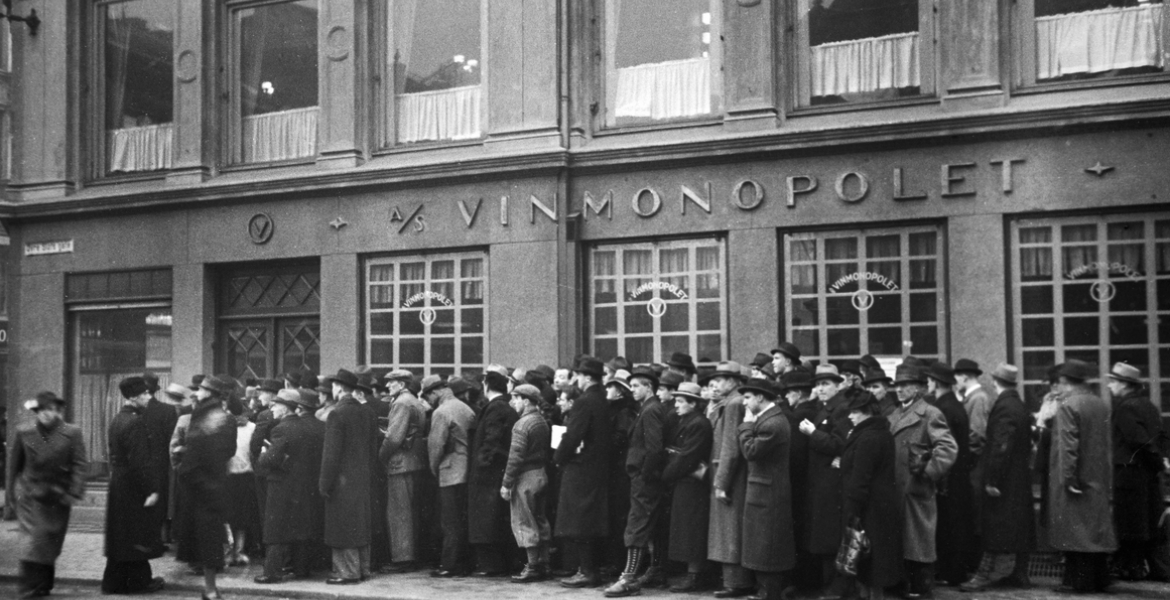 Kø ved Vinmonopolet i Oslo, 1940