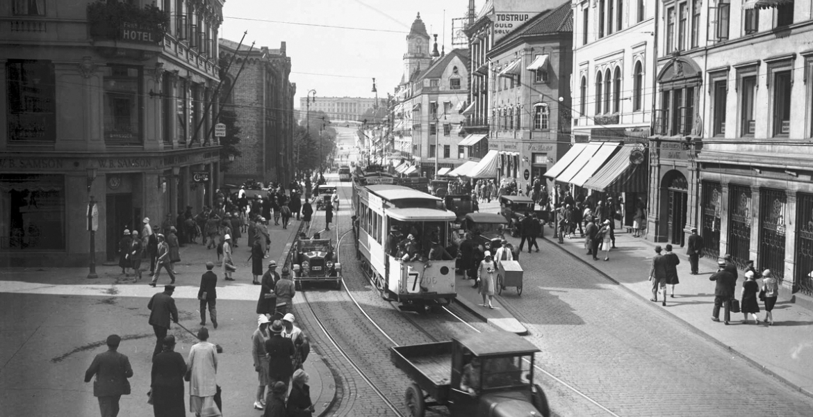 Karl Johans gate, 1926. Slottet i bakgrunn.