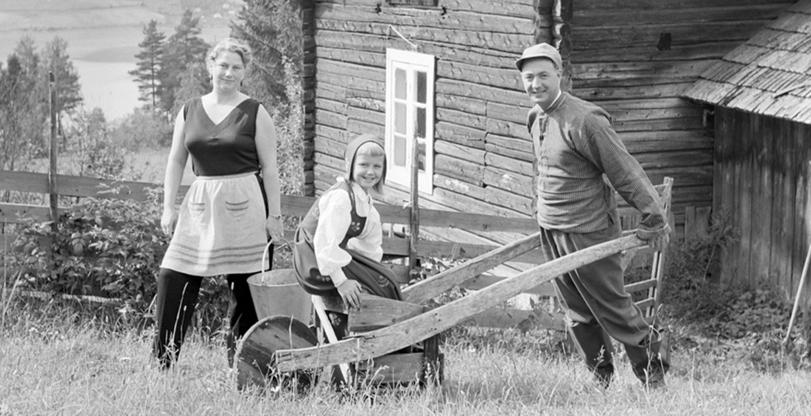 Hos Aase Nordmo Løvberg ved Mjøsa, 1956.