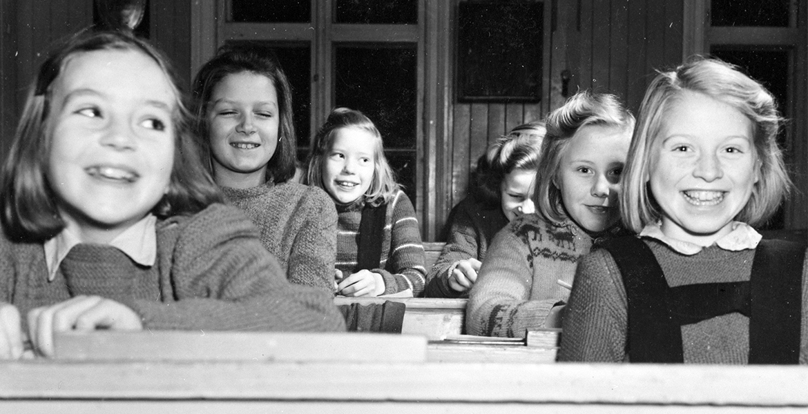 Jenter smiler i klasserommet, 1947-48.