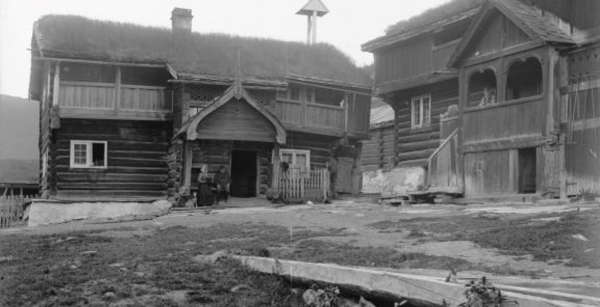 Bjølstad i Heidal, Gudbrandsdalen. Foto: Martinius Skøyen 1880. 