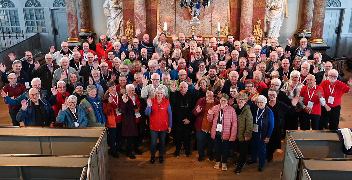 Fellesfoto av landsmøtedeltakerne inne i Kongsberg kirke