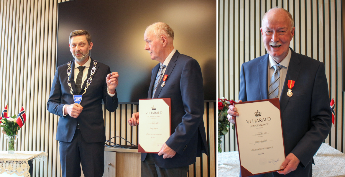 Jonny Lyngstad tildelt Kongens Fortjenstmedalje. Ved siden av ordfører